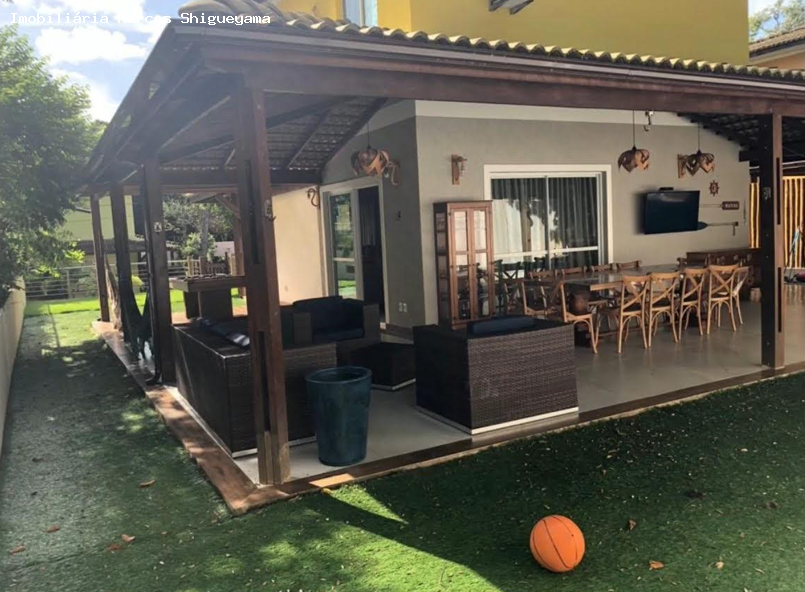 Casa de Condomínio para alugar com 4 quartos, 235m² - Foto 1
